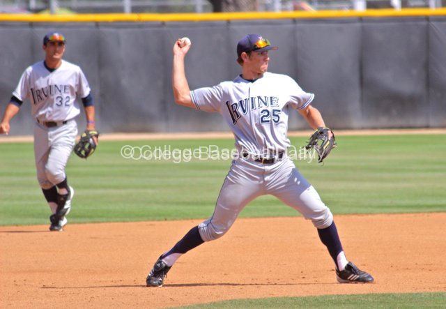 Taylor Sparks throws to first.