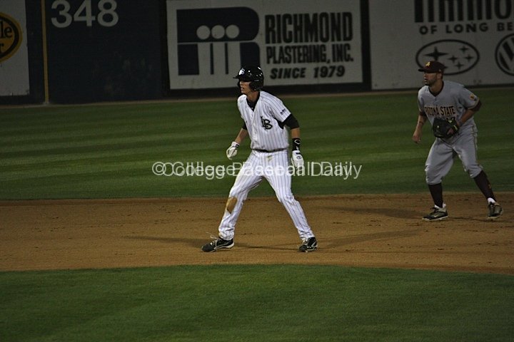 Jeff McNeil takes a lead off second base.