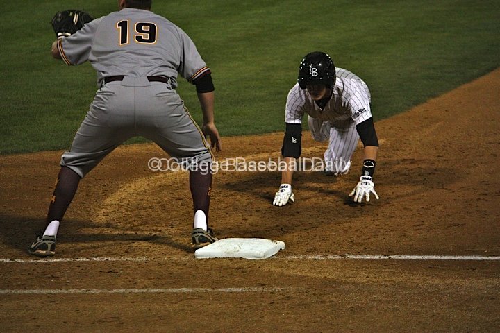 Jeff McNeil dives back into first base.