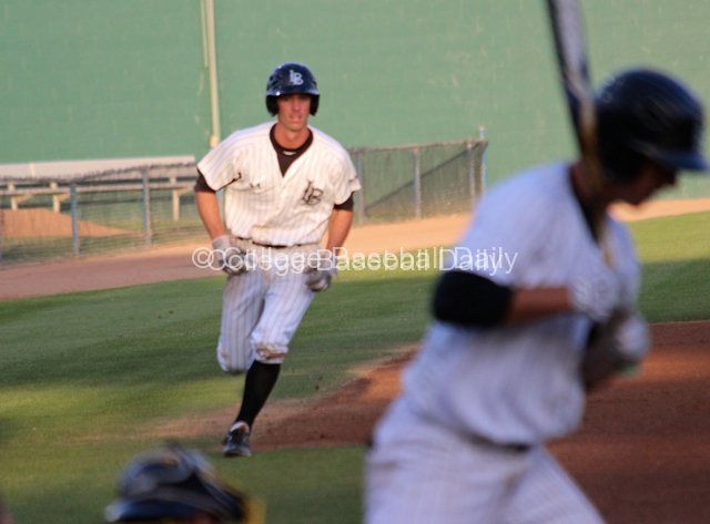 Jeff McNeil runs toward home with the full count.